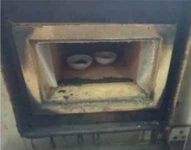 圖1. RTO爐白色結晶物升華 圖1. RTO爐白色結晶物升華